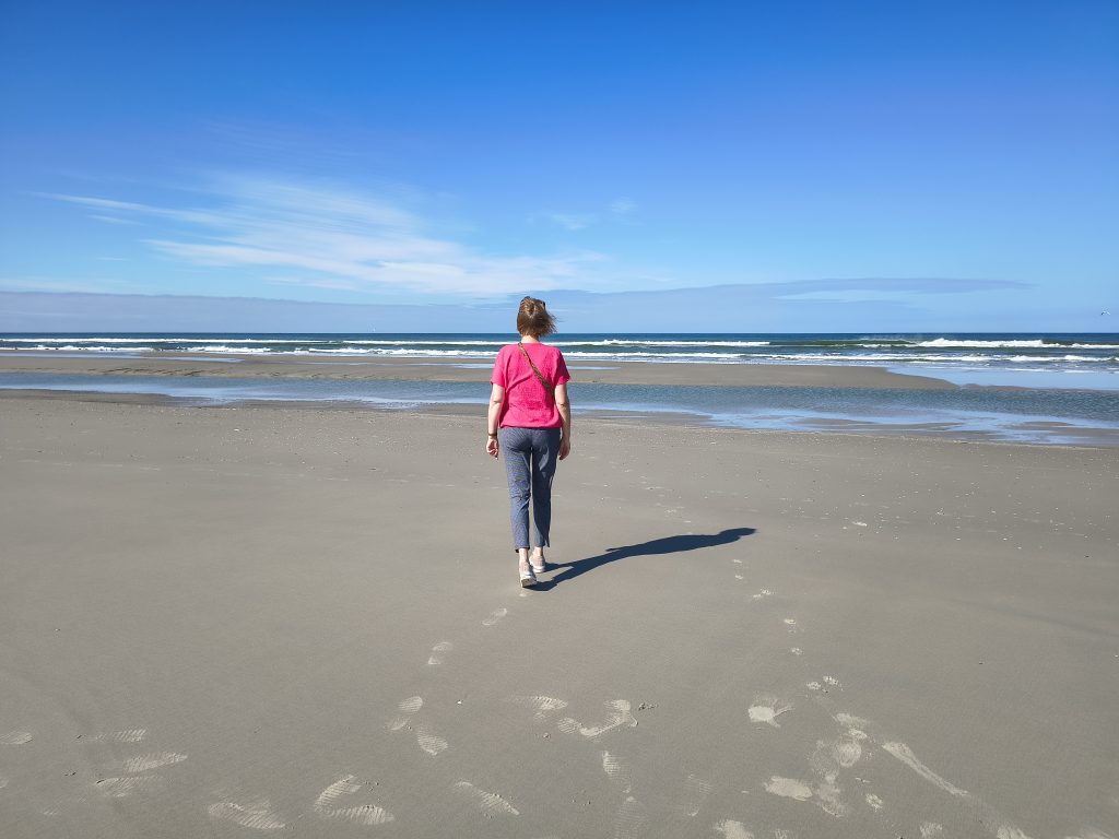 Maaike op het strand - natuurvoedingskundige in de overgang